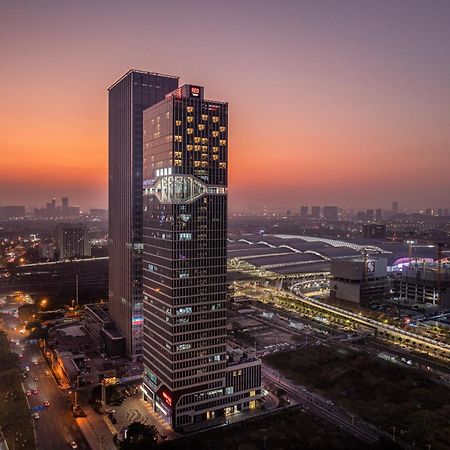 Hotel Radisson Red Guangzhou South Railway Station Exterior foto