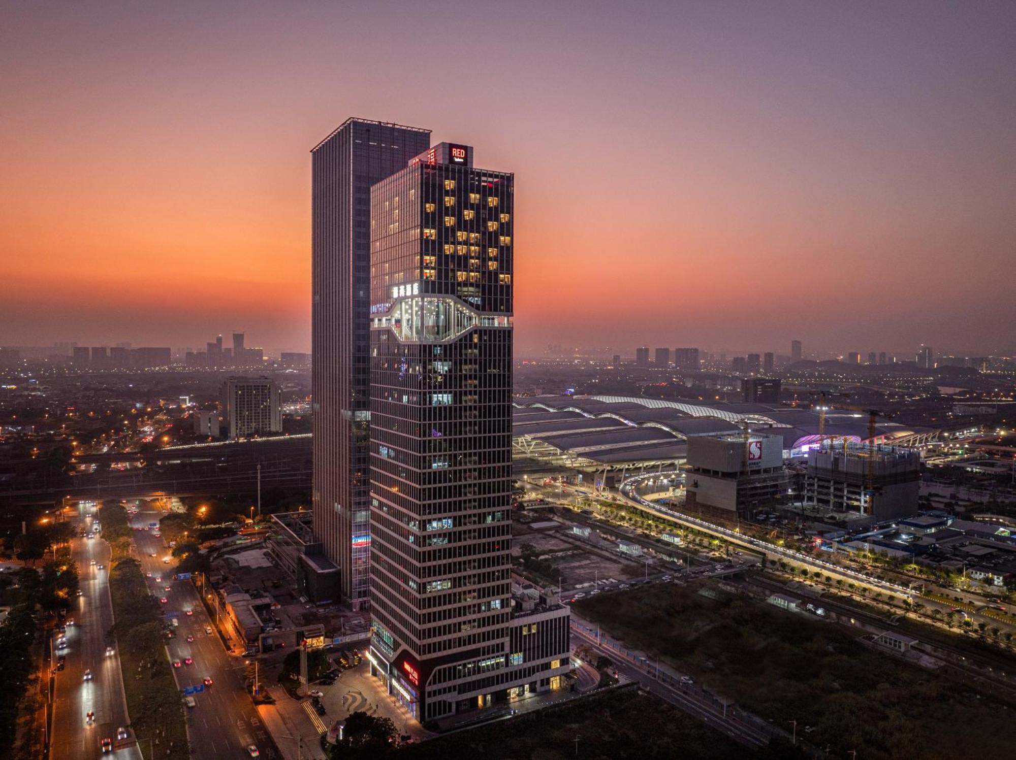 Hotel Radisson Red Guangzhou South Railway Station Exterior foto